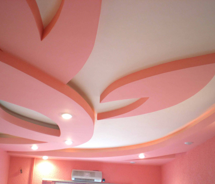 Как научиться красить потолок не хуже, чем профессиональные маляры?